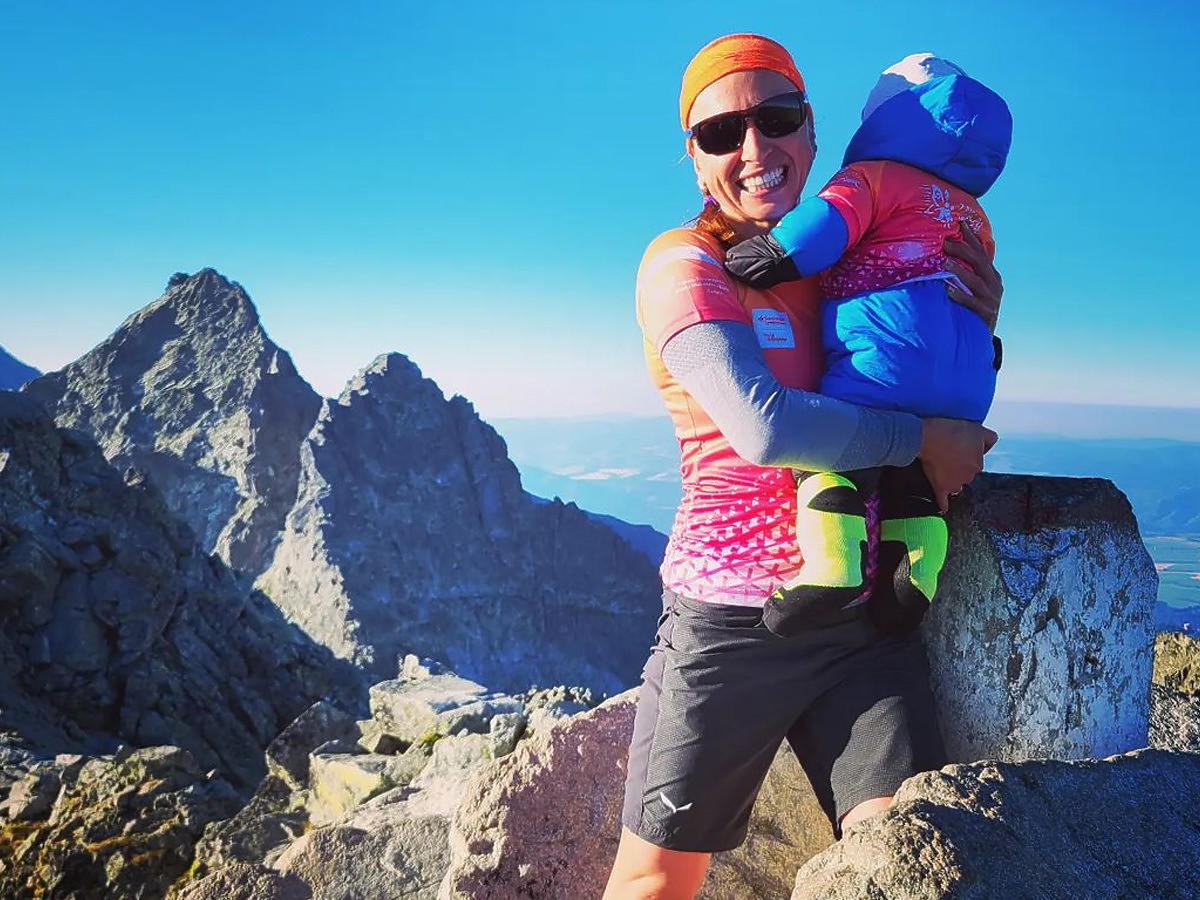 Justyna Kowalczyk z synem w górach