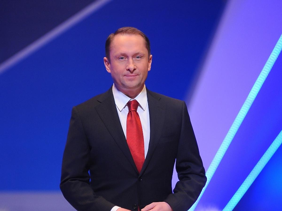Kamil Durczok w garniturze