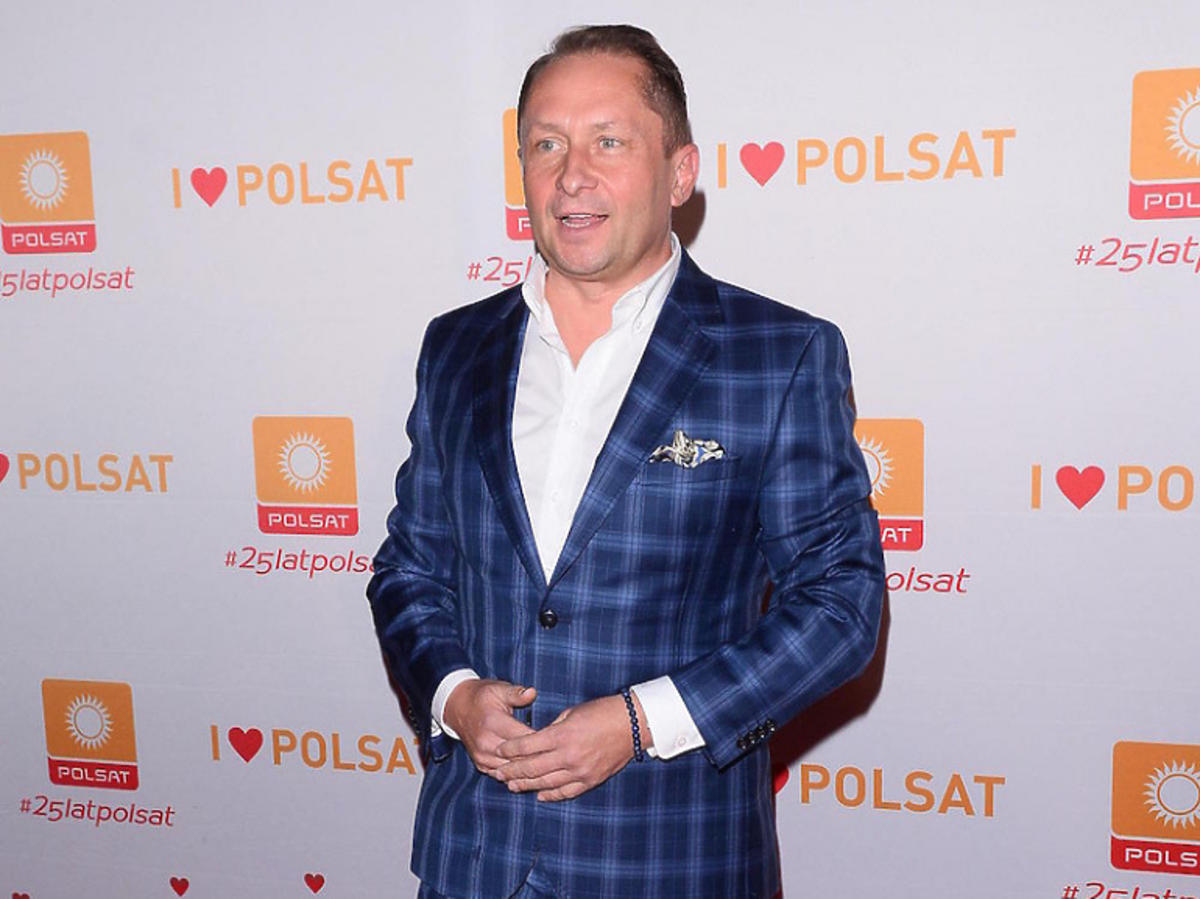 Kamil Durczok w garniturze