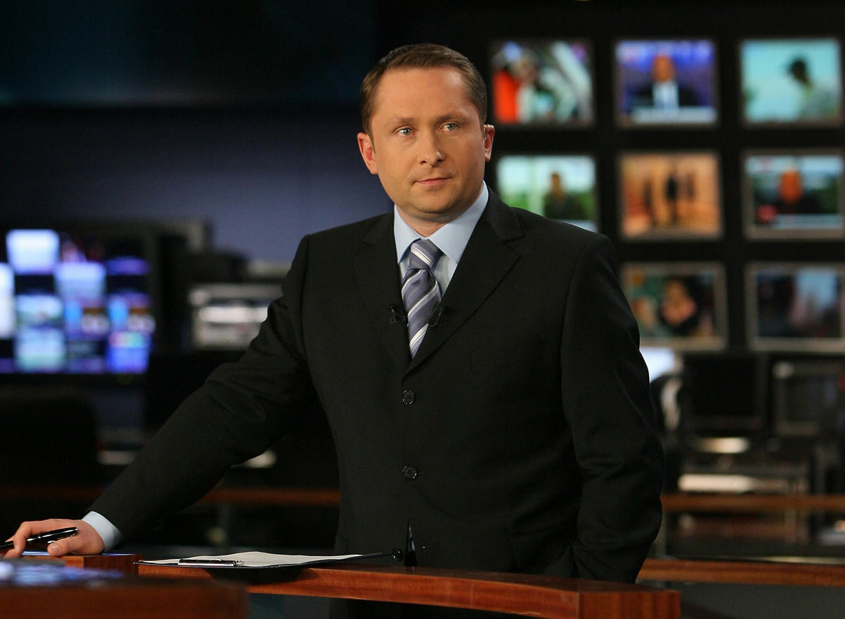 Kamil Durczok w studio Faktów