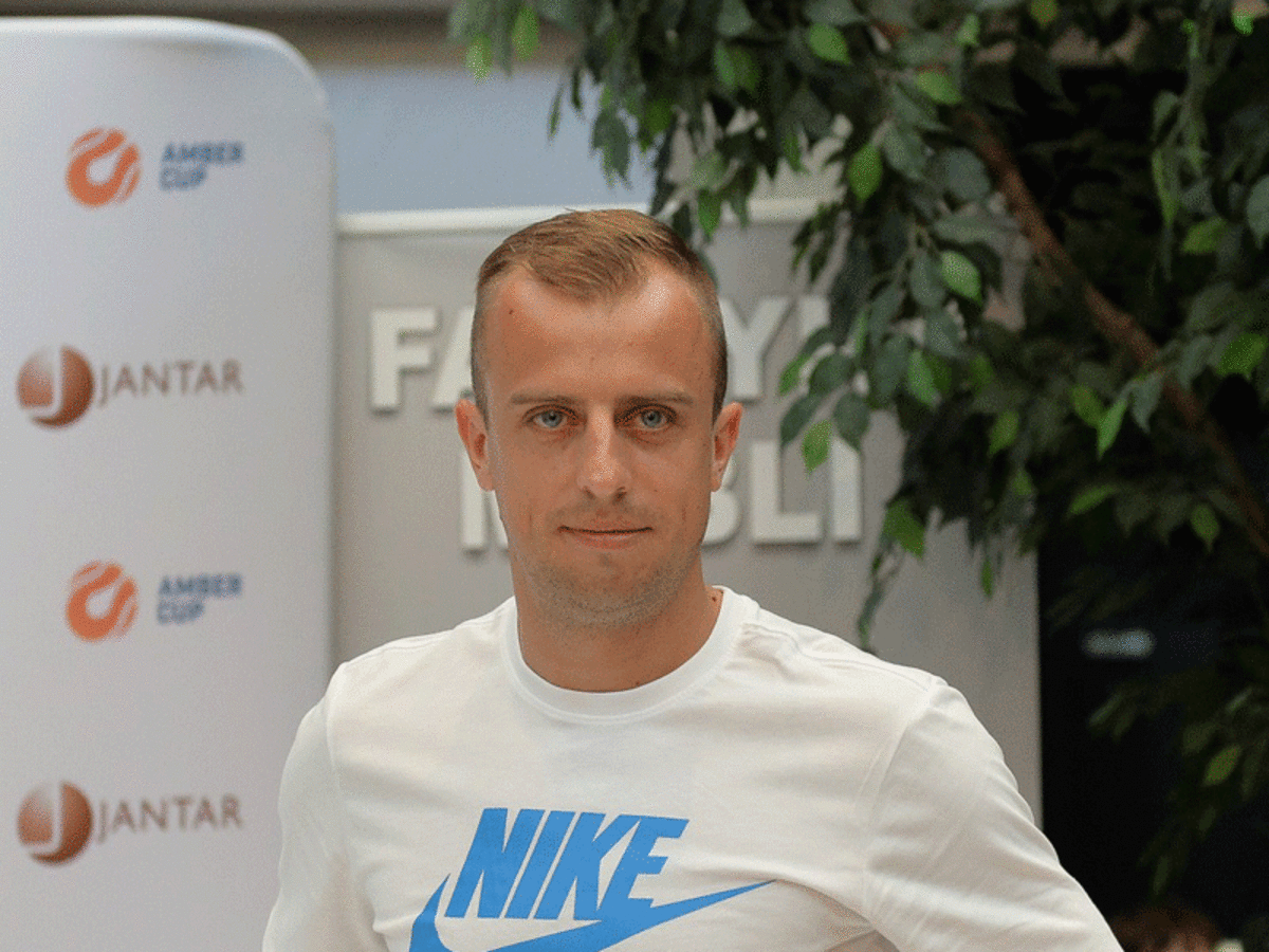 Kamil Grosicki w białej koszulce Nike