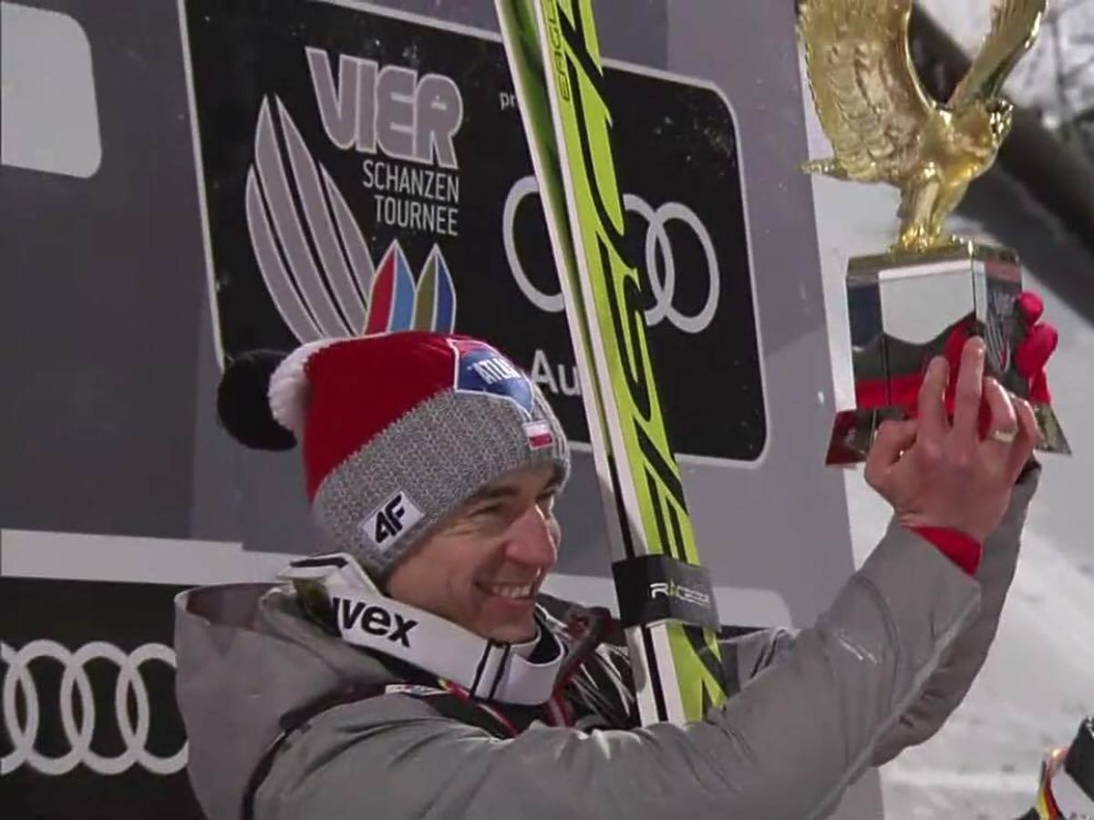 Kamil Stoch cieszy się z wygranej