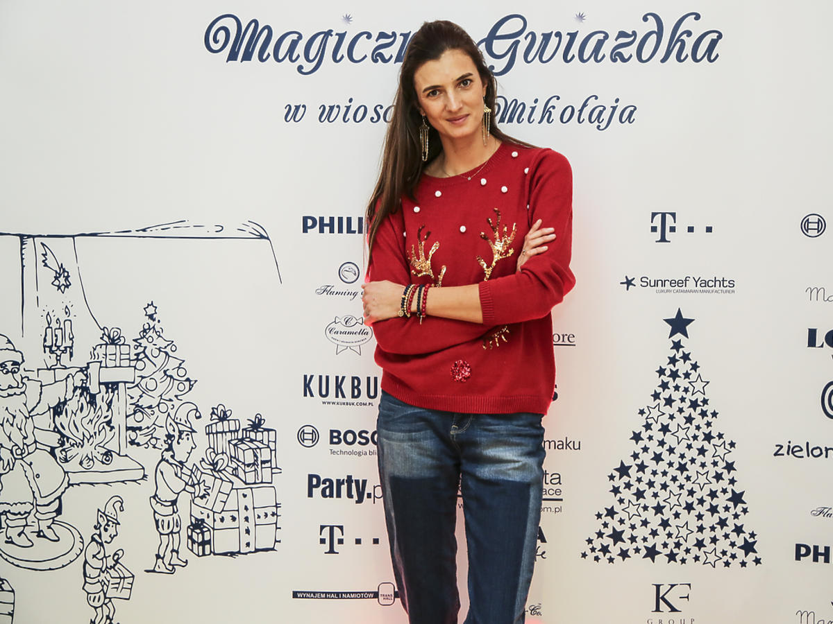 Kamila Szczawińska w czerwonym sweterku