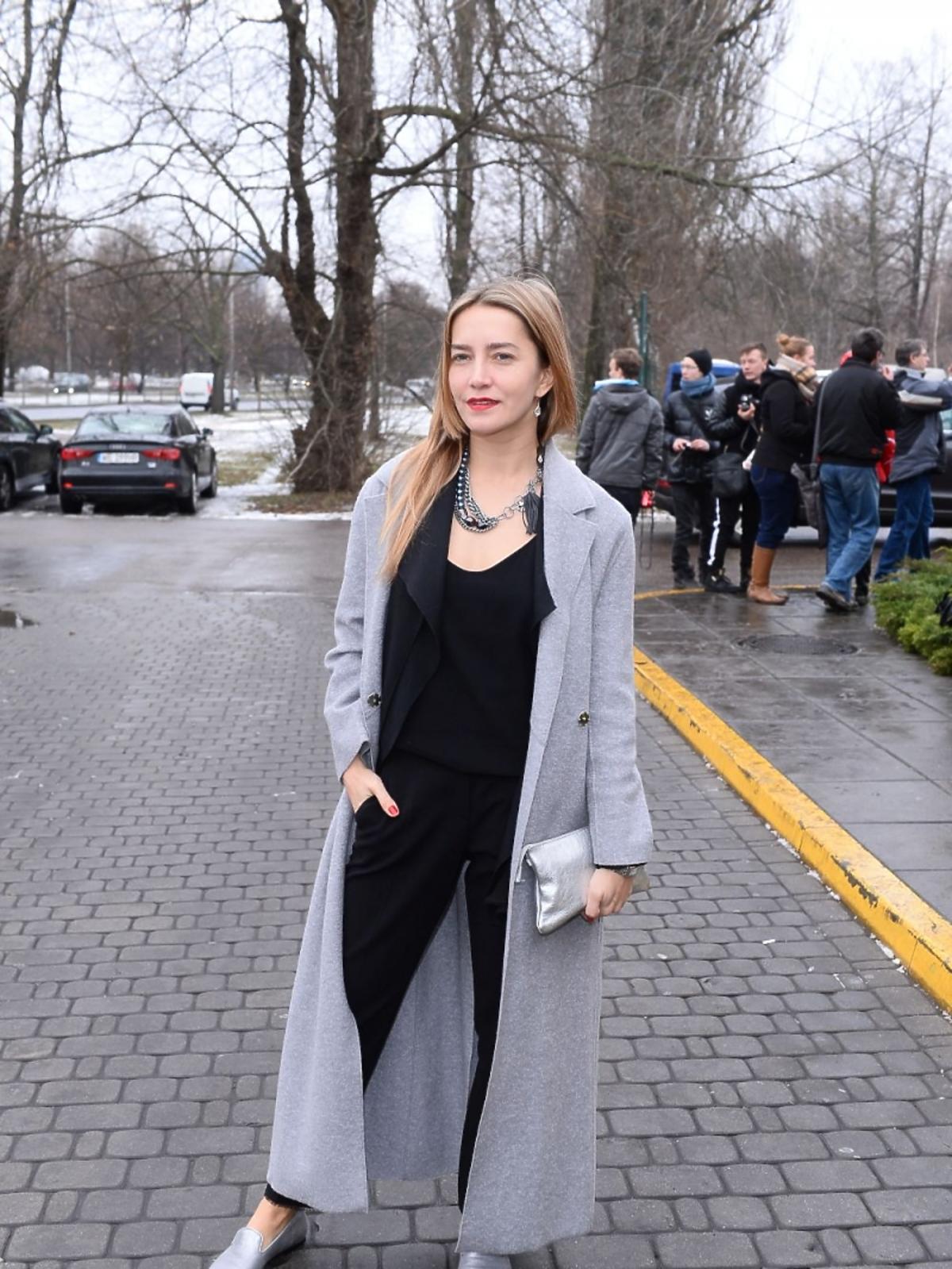 Kamilla Baar w szarym płaszczu