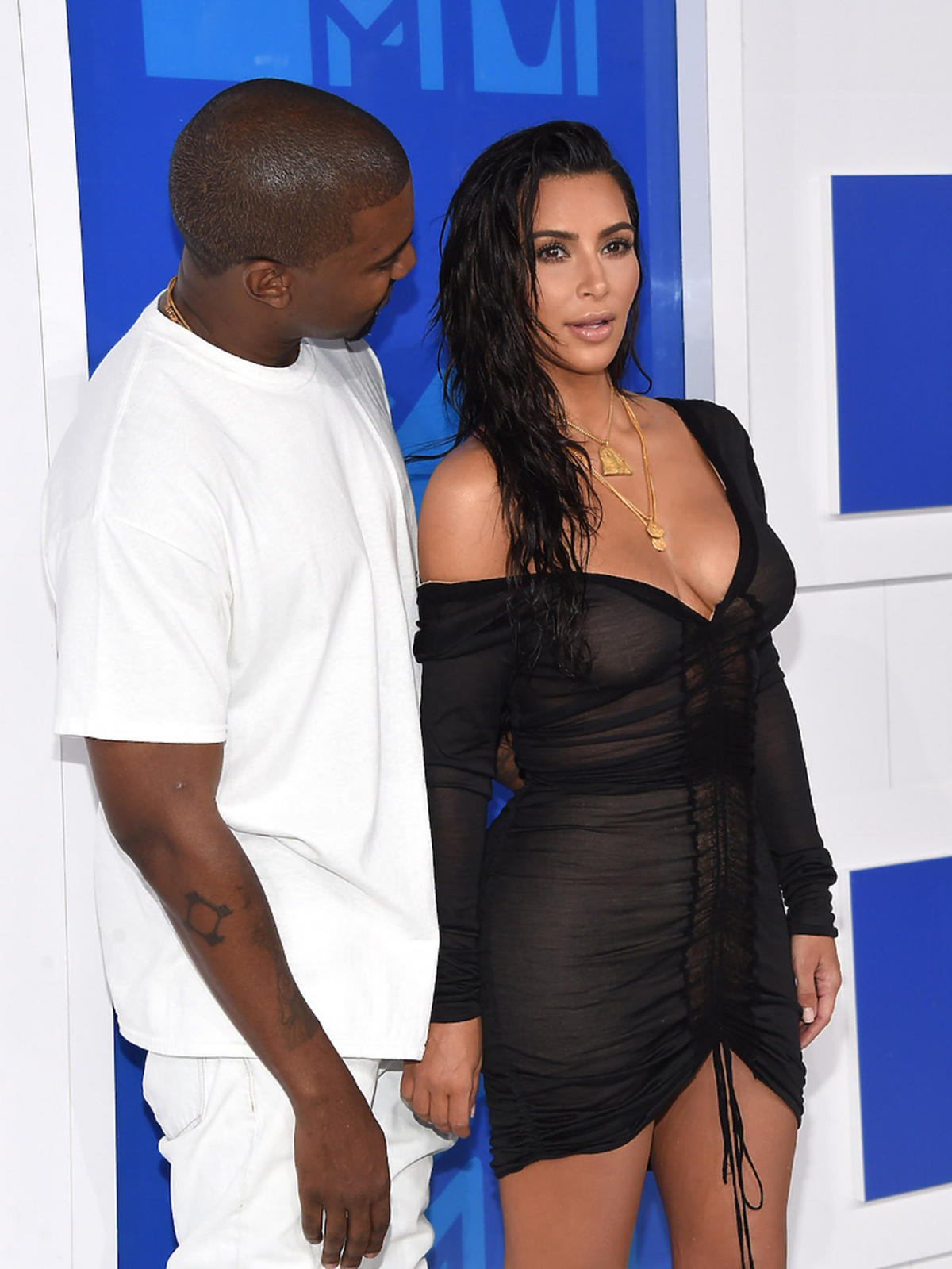 Kanye West w białej koszulce