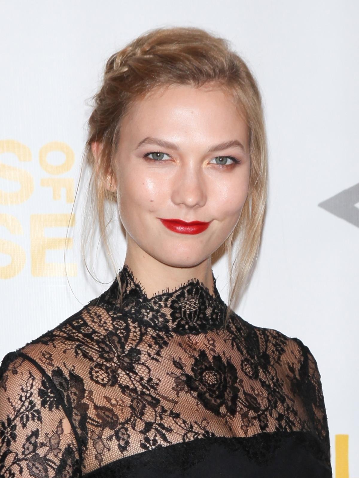Karlie Kloss w czarnej koronkowej sukni i fryzurze z warkoczem