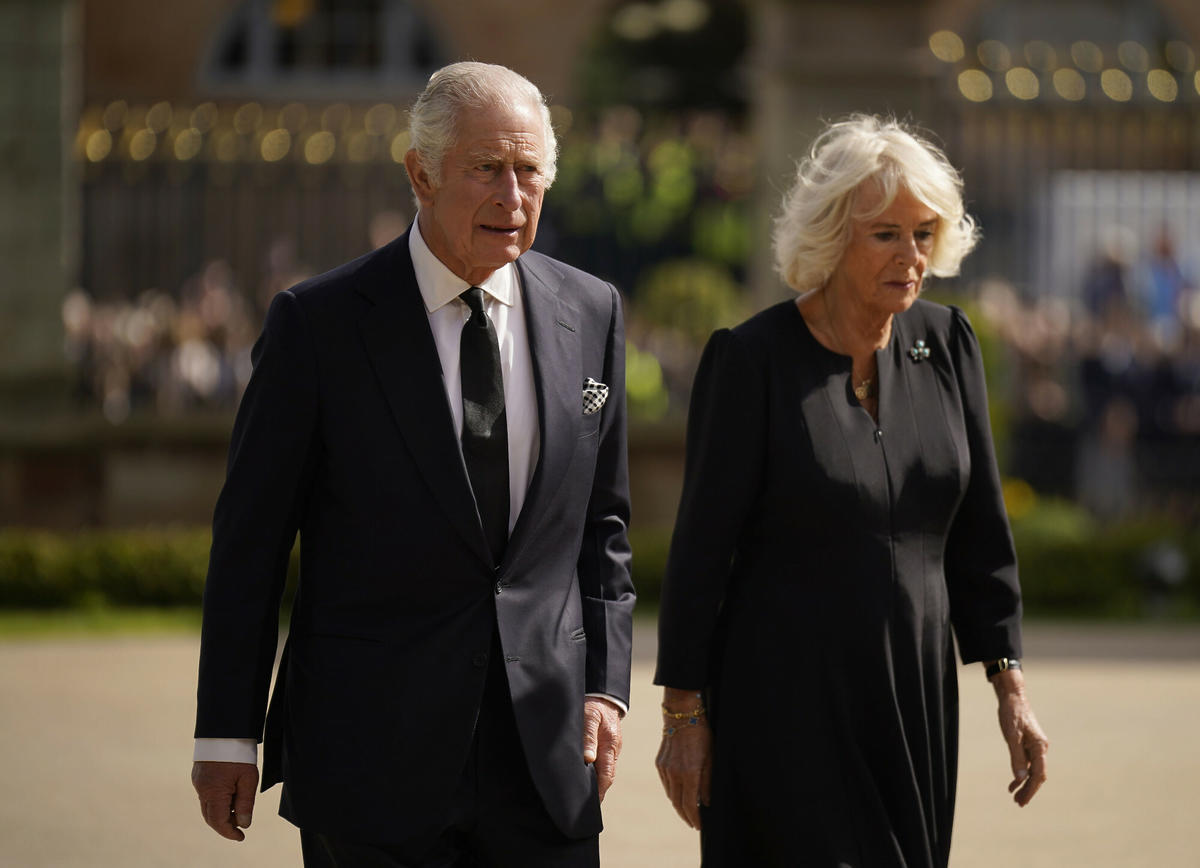 Karol III i Camilla podróżują po Wielkiej Brytanii