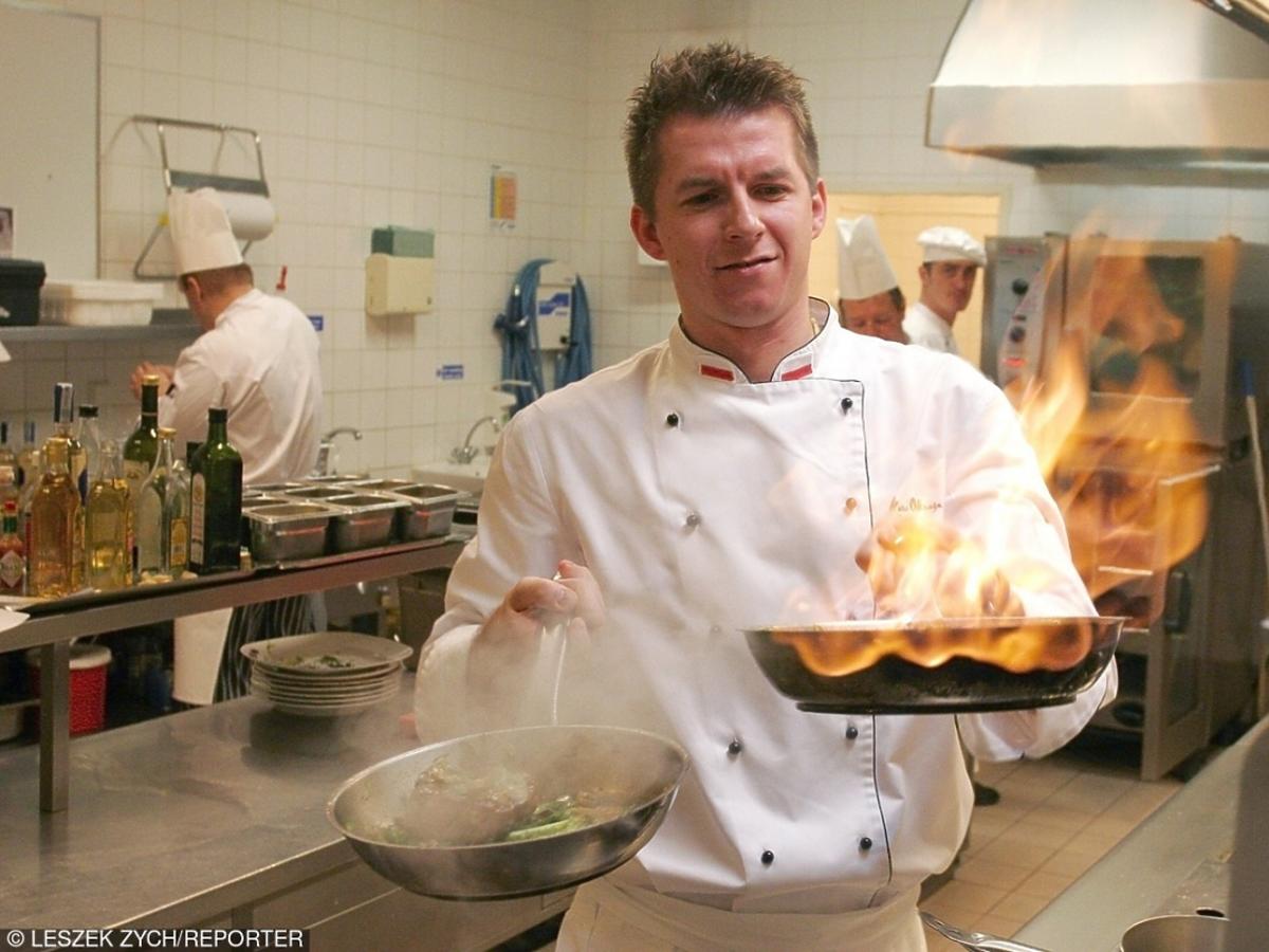 Karol Okrasa w kuchni w Hotelu Bristol przygotował płonące danie