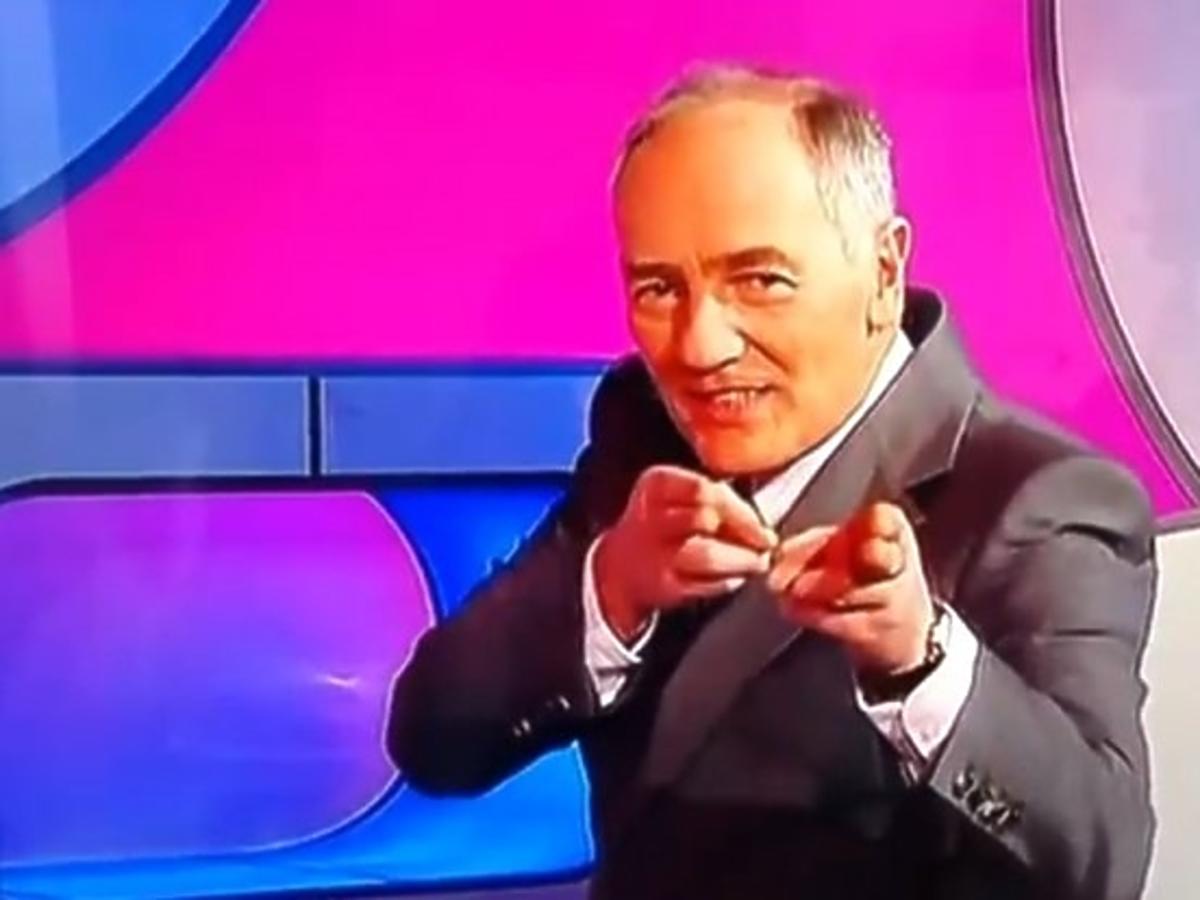 Karol Strasburger na różowym tle