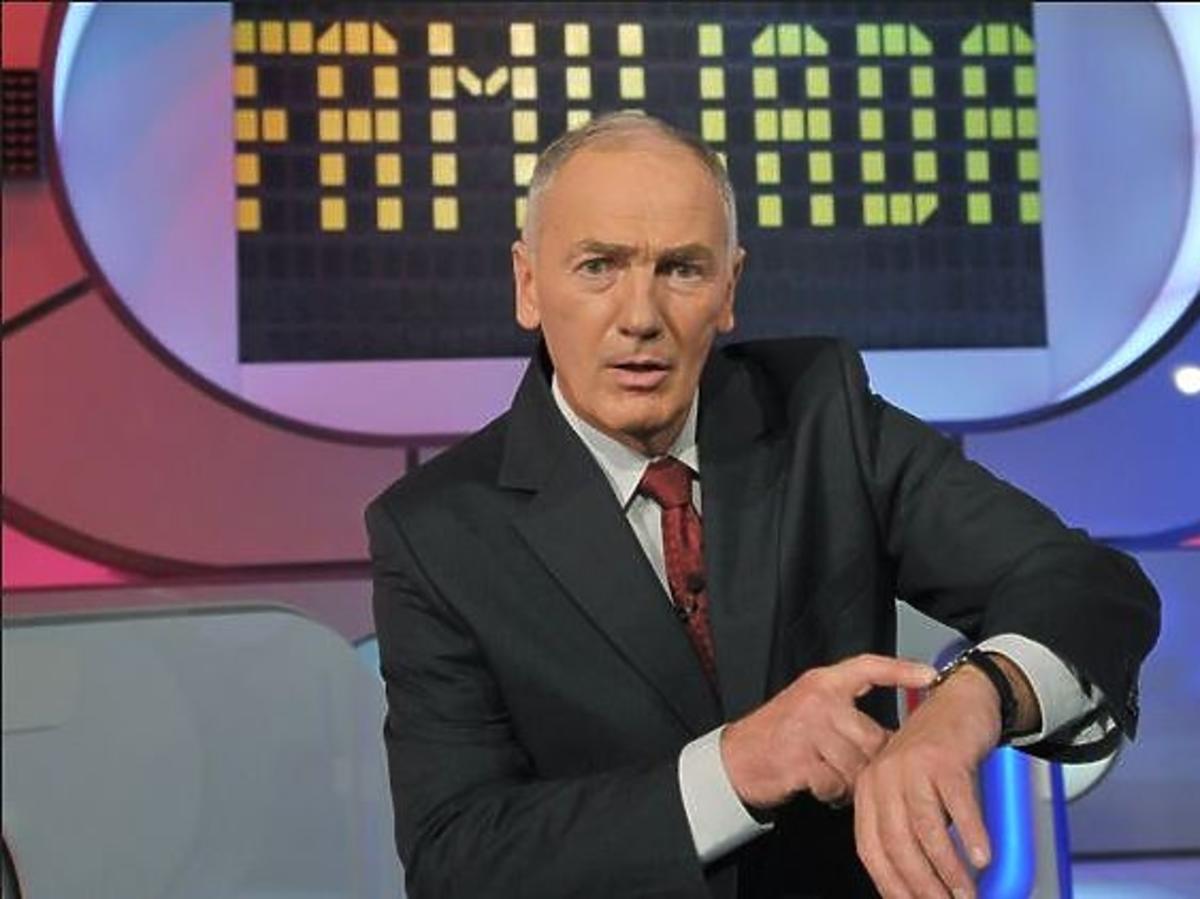 Karol Strasburger w teleturnieju Familiada patrzy na zegarek