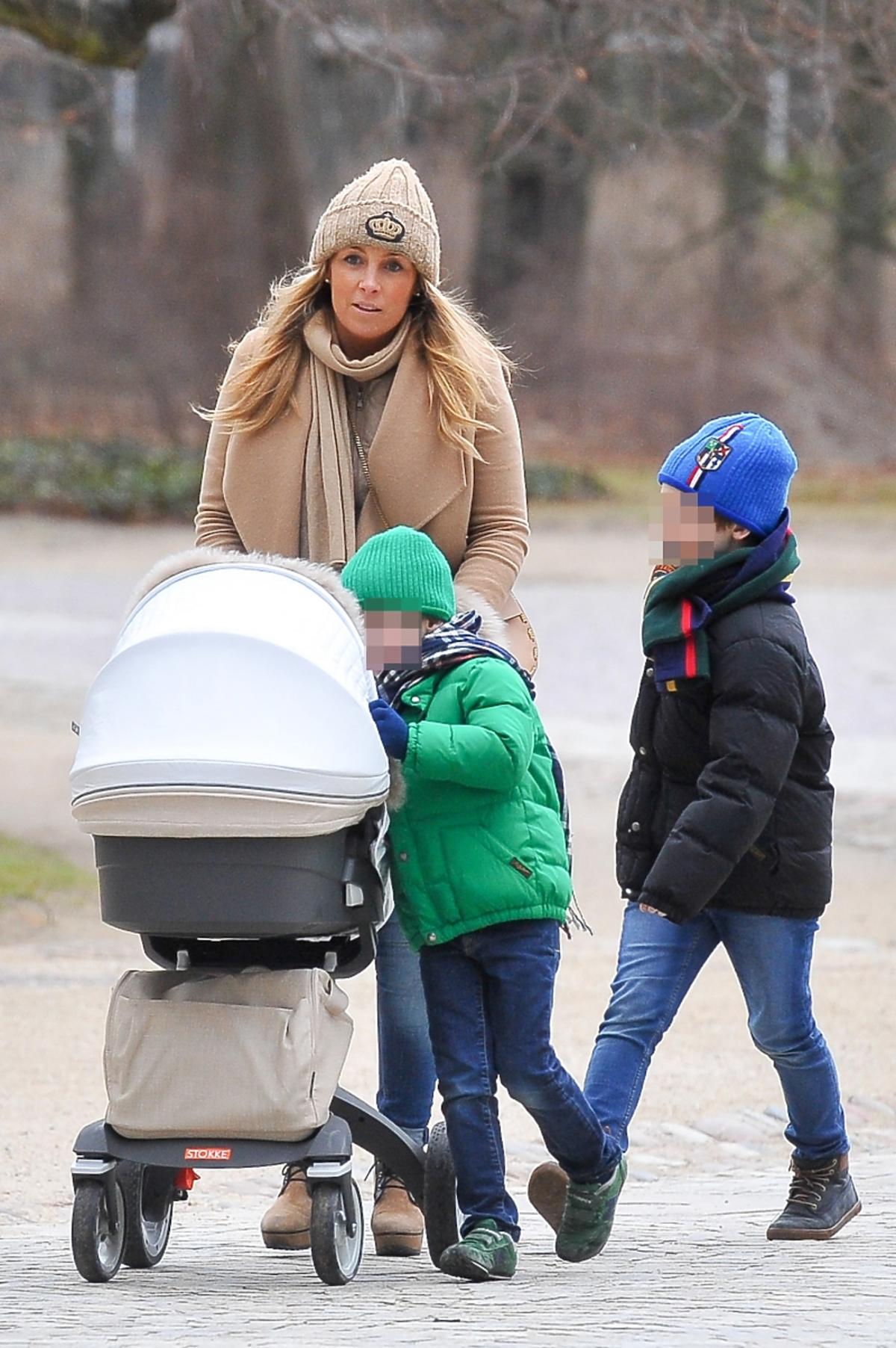 Karolina Ferenstein-Kraśko z dziećmi na spacerze