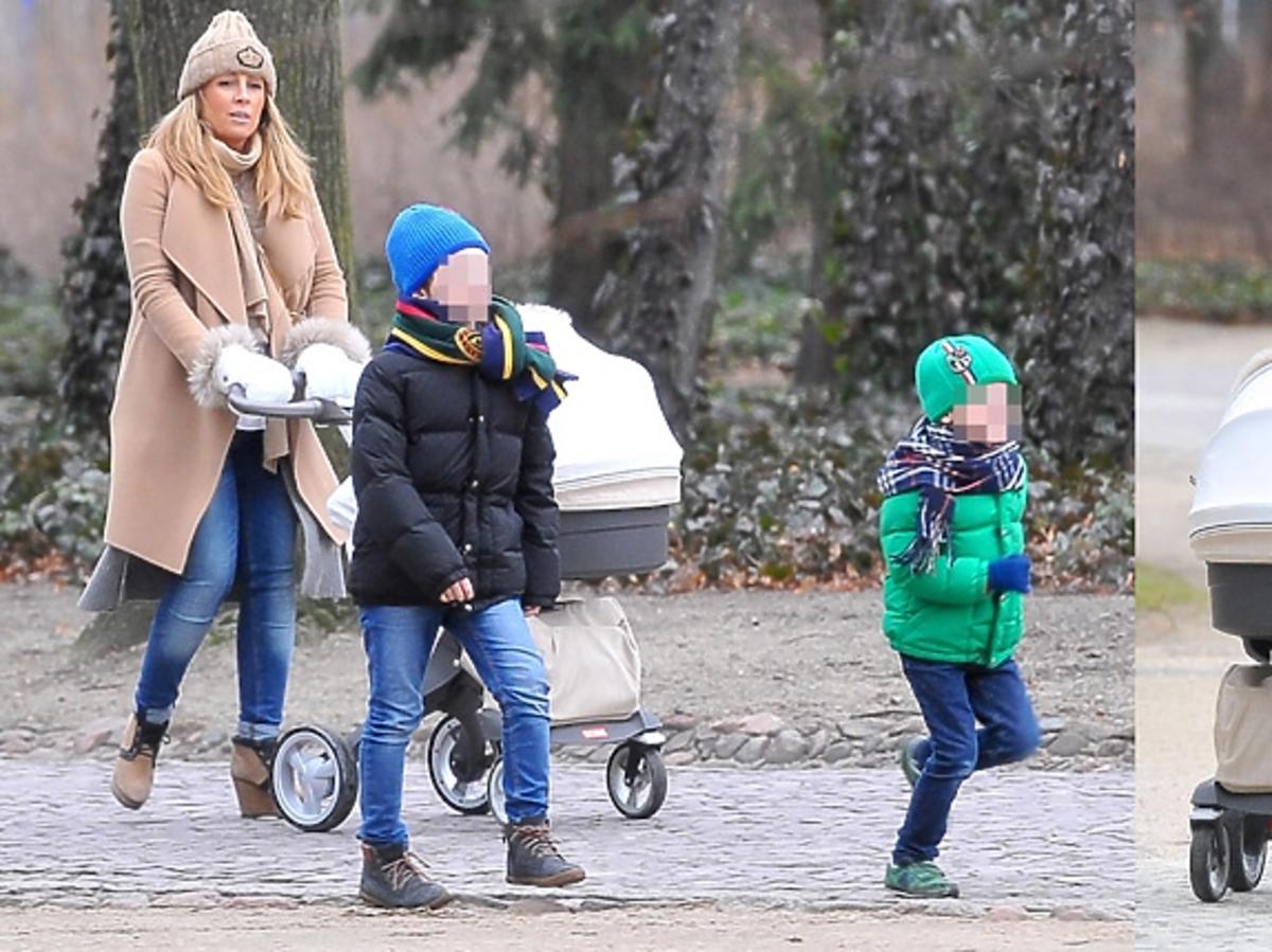 Karolina Ferenstein-Kraśko z dziećmi na spacerze