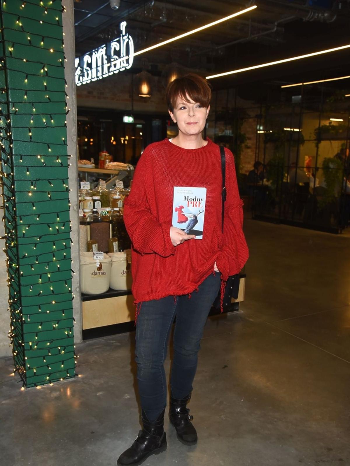 Karolina Korwin Piotrowska w czerwonym sweterku