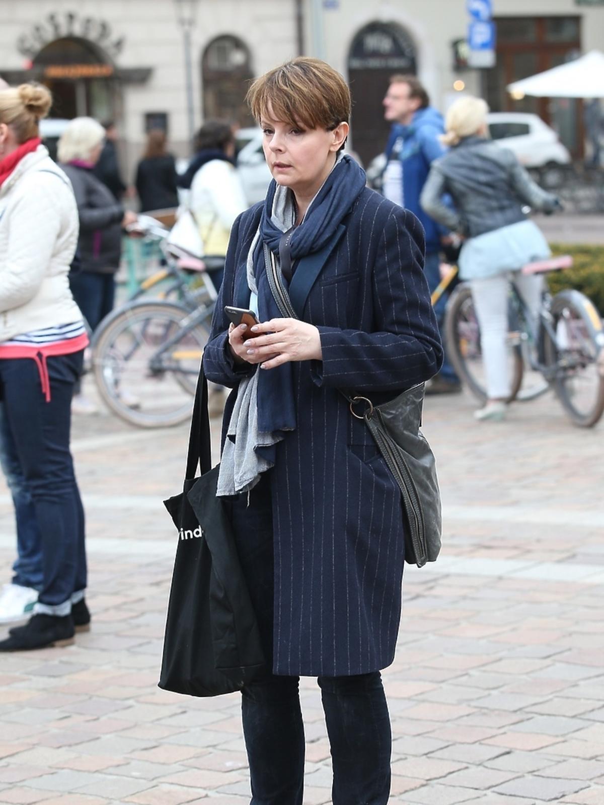Karolina Korwin Piotrowska w płaszczu