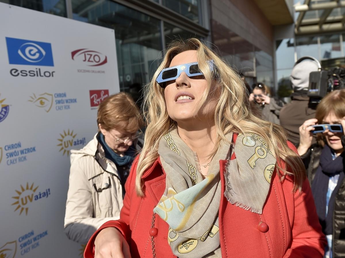 Karolina Szostak ogląda zaćmienie słońca