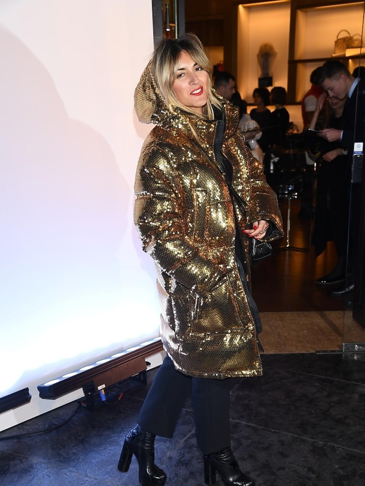 Karolina Szostak w srebrnej puchówce MoschinoxHM
