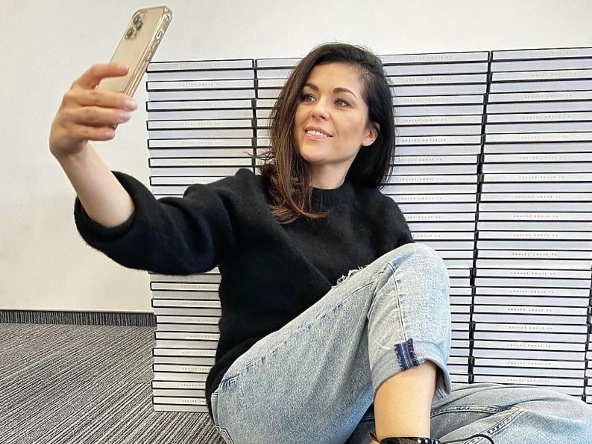 Kasia Cichopek w wysokich czarnych botkach