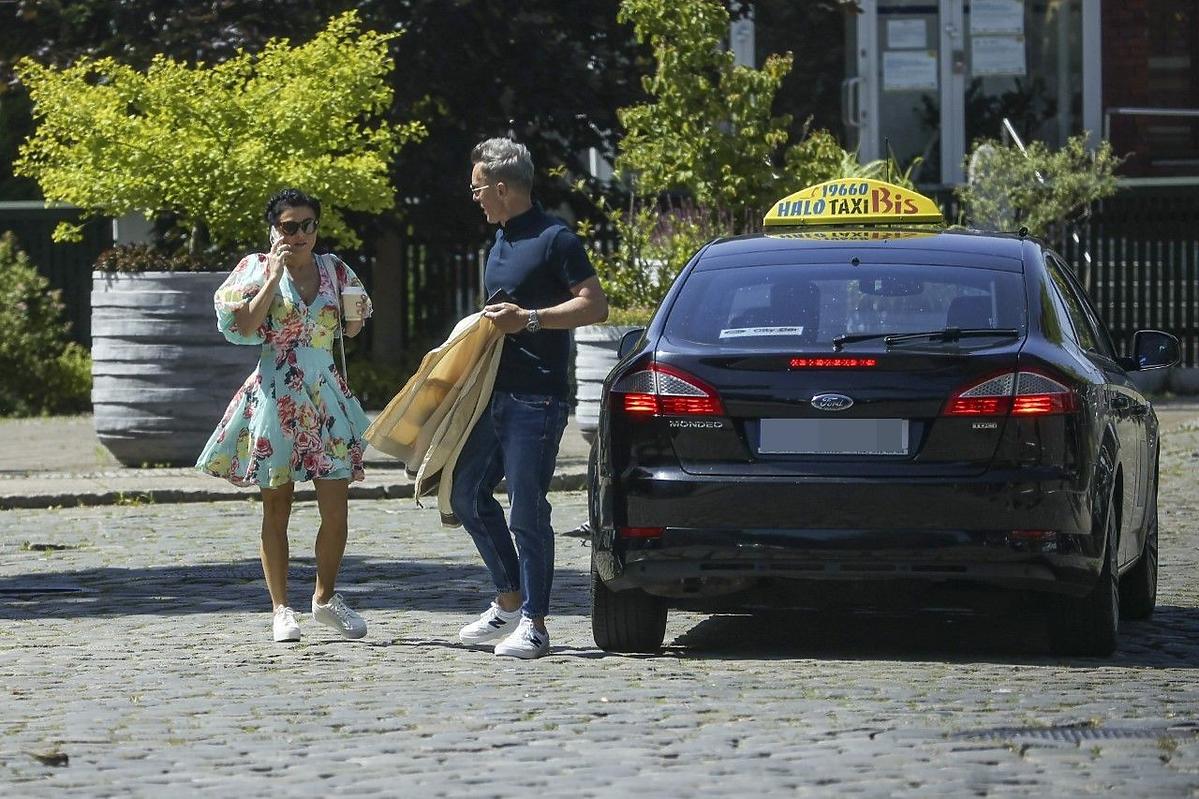 Katarzyna Cichopek i Maciej Kurzajewski wsiadają do taksówki