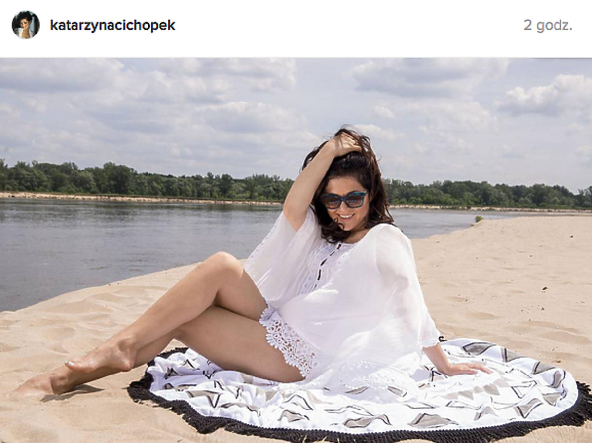 Katarzyna Cichopek wygina się na plaży