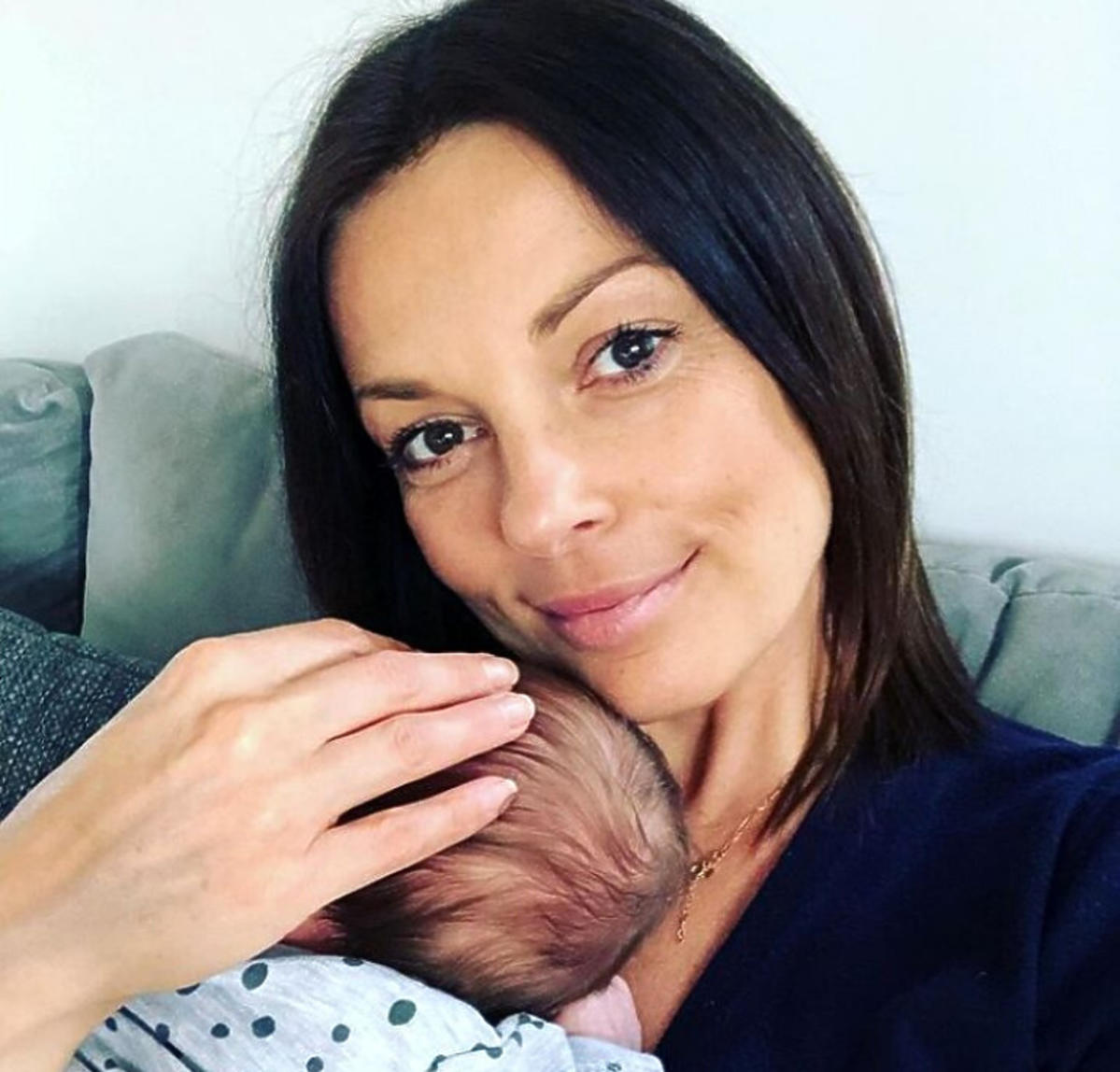 Katarzyna Glinka przytula swojego synka