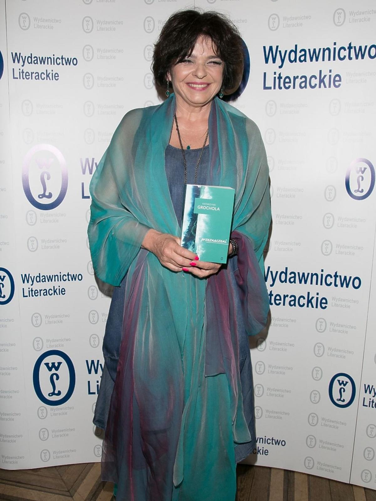 Katarzyna Grochola w zielonej sukni