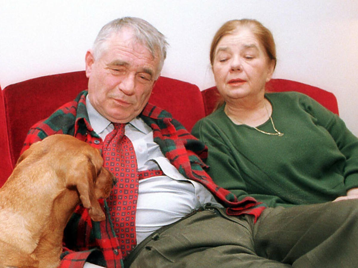 Katarzyna Łaniewska z mężem i psem na kanapie
