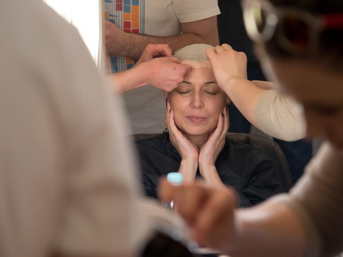 Katarzyna Pakosińska trzyma się za brodę