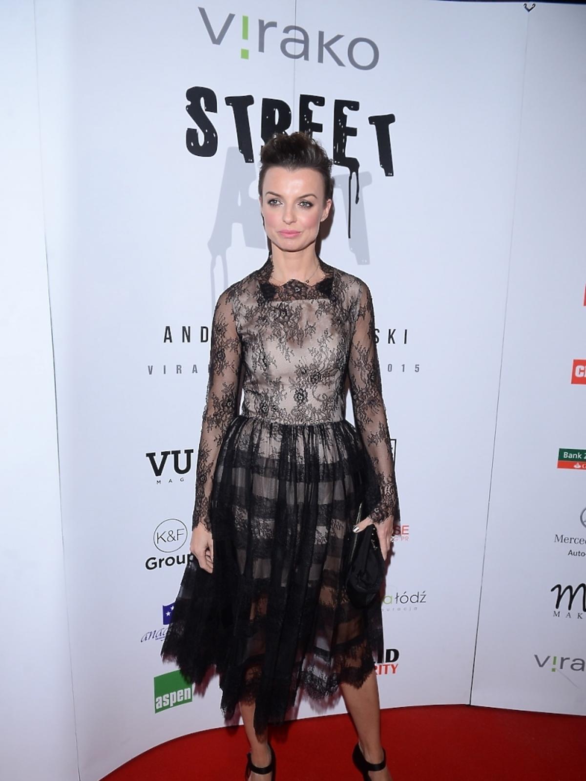 Katarzyna Sokołowska na wernisażu kalendarza Virako 2015 autorstwa Andrzeja Pągowskiego