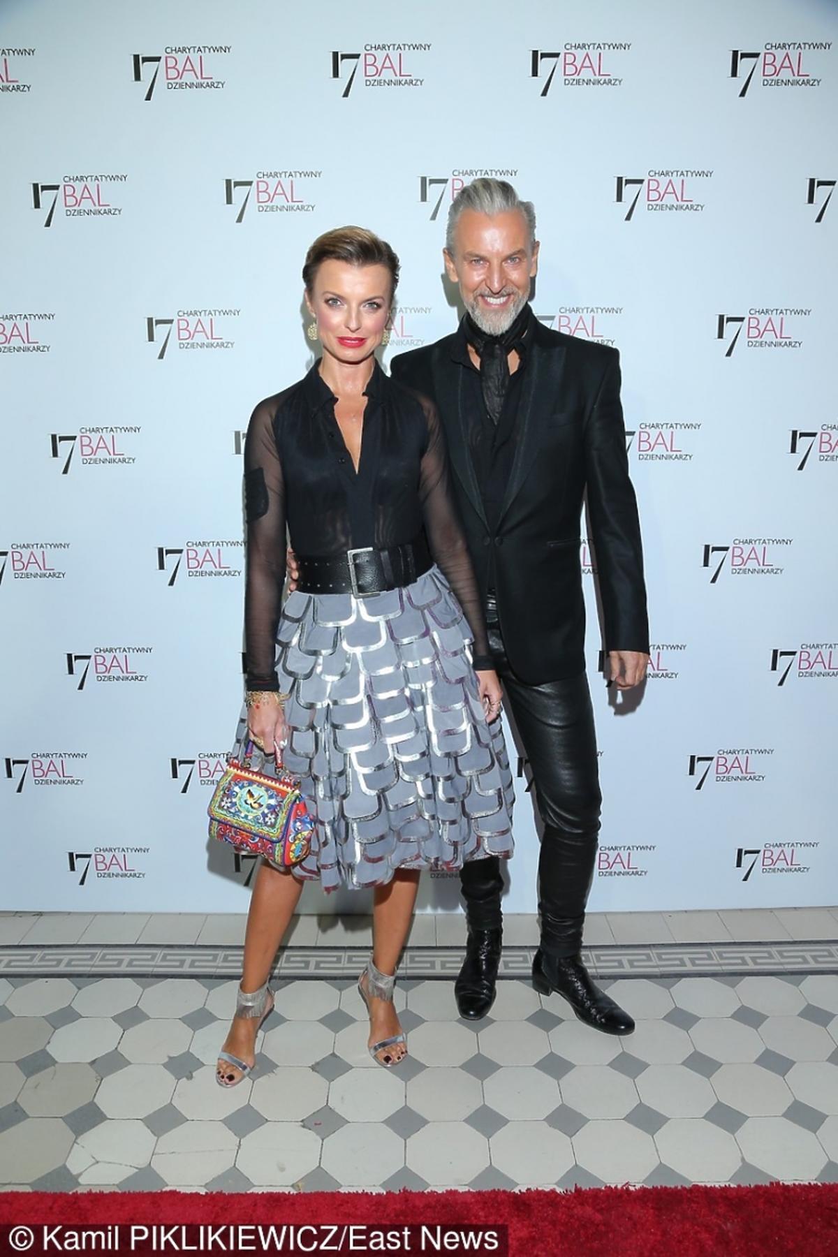 Katarzyna Sokołowska w czarnej bluzce, srebrnej spódnicy z małą torebką w kwiaty