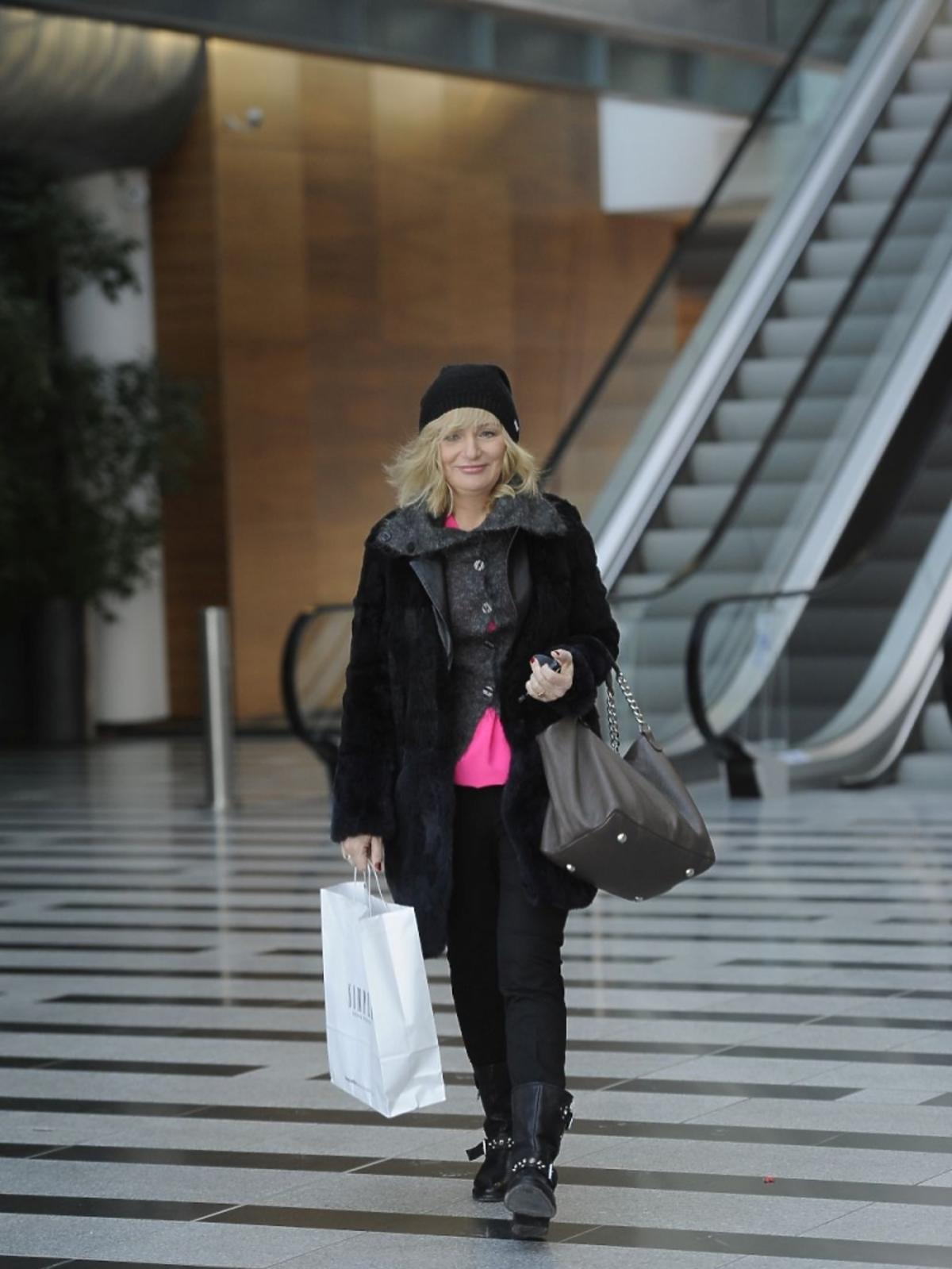 Katarzyna Żak z szarą torbą