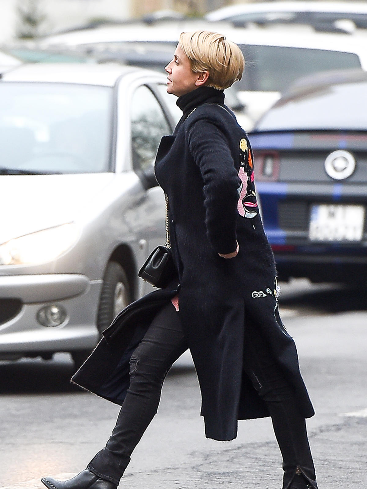 Katarzyna Zielińska w czarnym płaszczu z potworkami na plecach