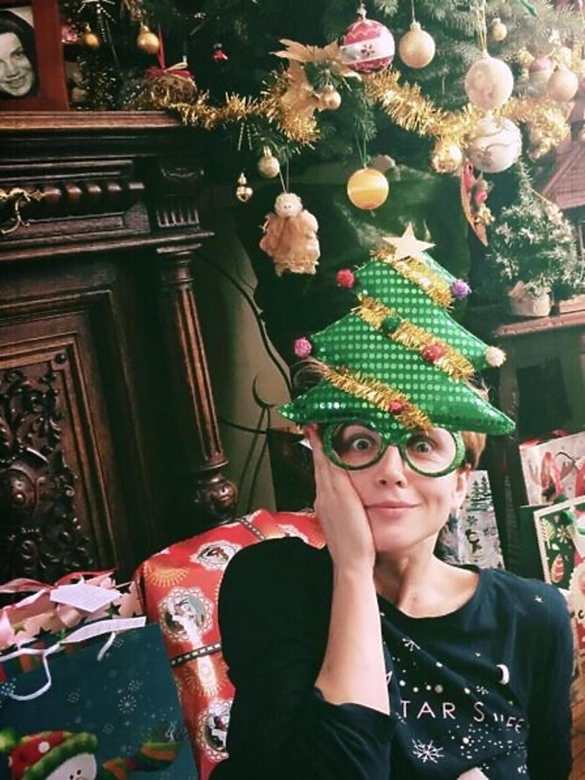 Katarzyna Zielińska w śmiesznych okularach pod choinką