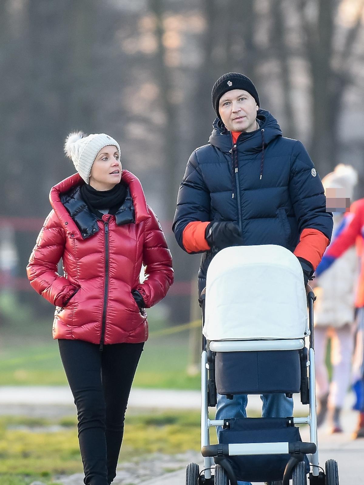 Katarzyna Zielińska z mężem i synem na spacerze
