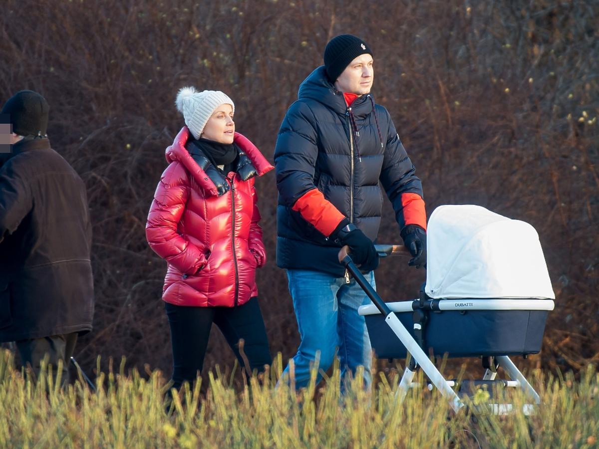 Katarzyna Zielińska z mężem i synem na spacerze