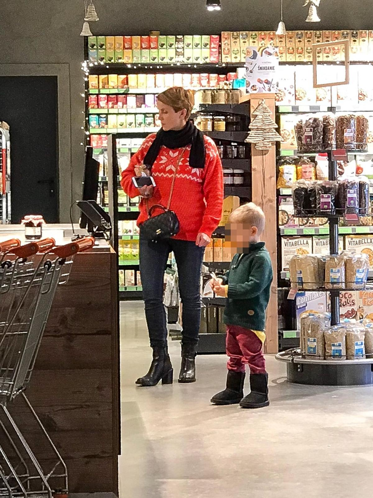 Katarzyna Zielińska z mężem i synem na zakupach