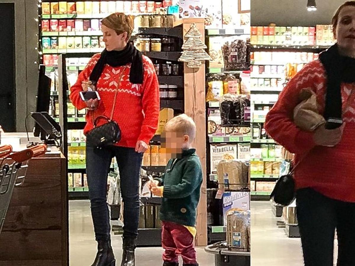 Katarzyna Zielińska z mężem i synem na zakupach