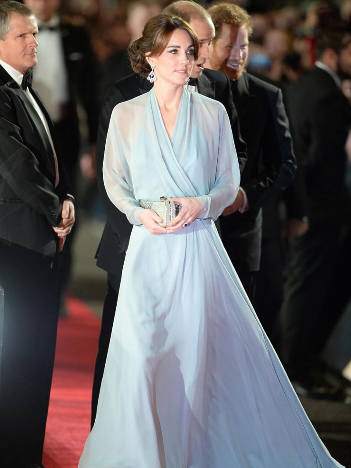 Kate Middleton ma na sobie błęktiną, prześwitującą suknię projektu Jenny Packham
