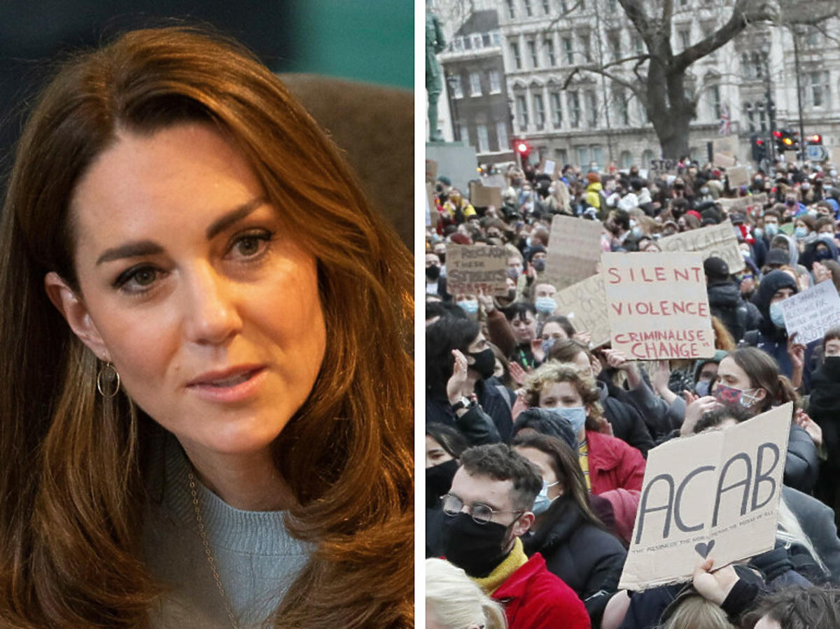 Kate Middleton smutna mina, obok tłumy protestujących