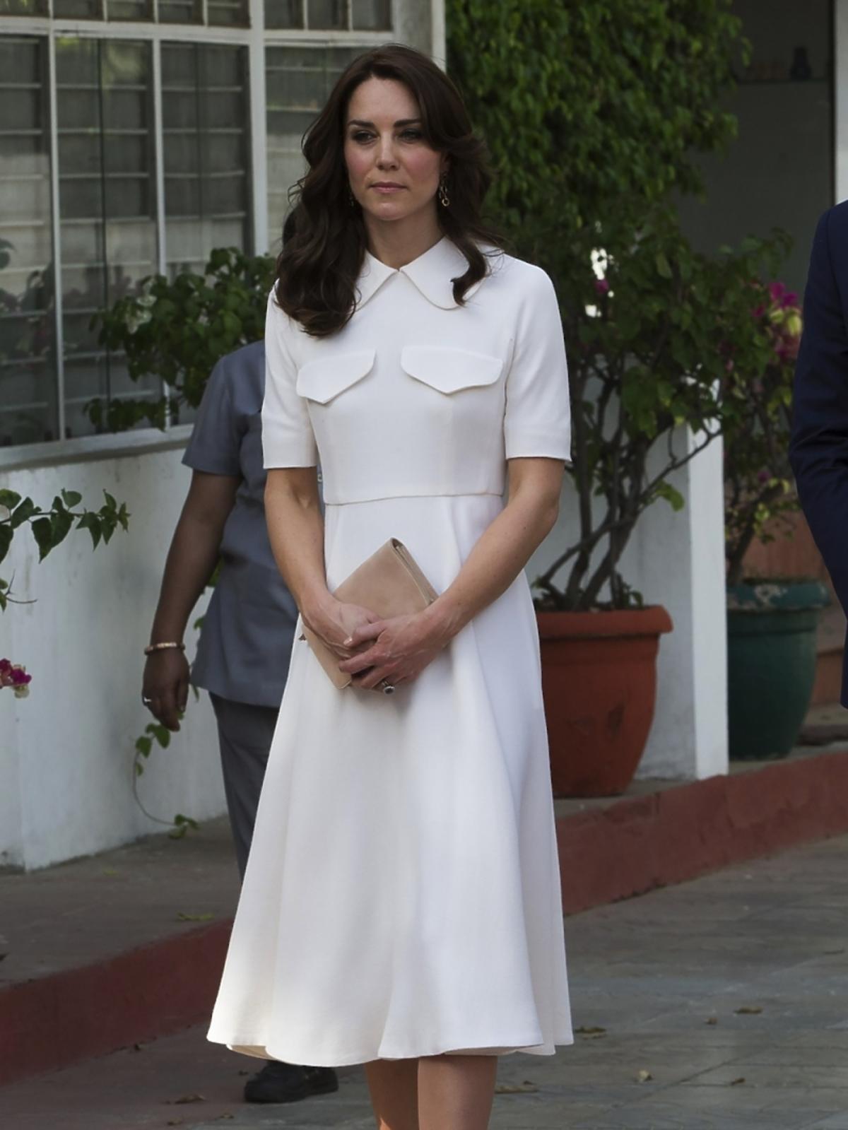 Kate Middleton w białej sukience za kolano