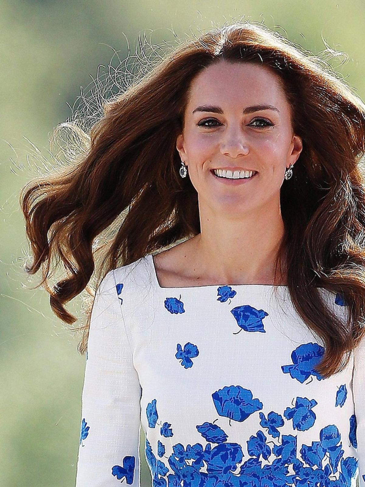 Kate Middleton w biało-błękitnej sukience