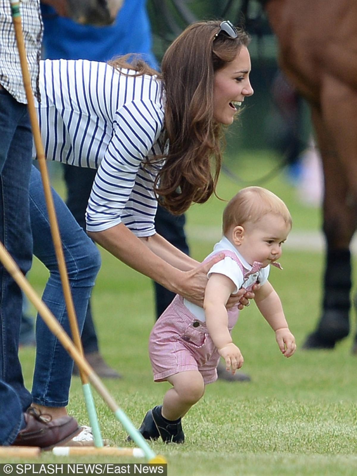Kate Middleton w bluzce w paski i jeansach