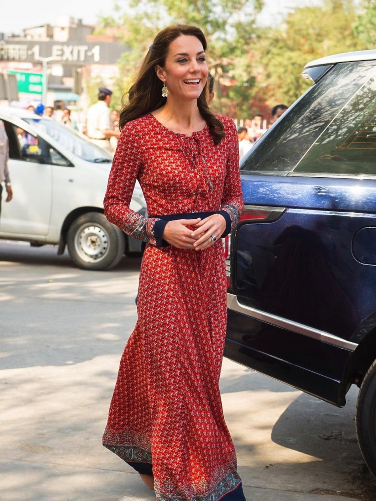 Kate Middleton w czerwonej wzorzystej sukience na ulicy