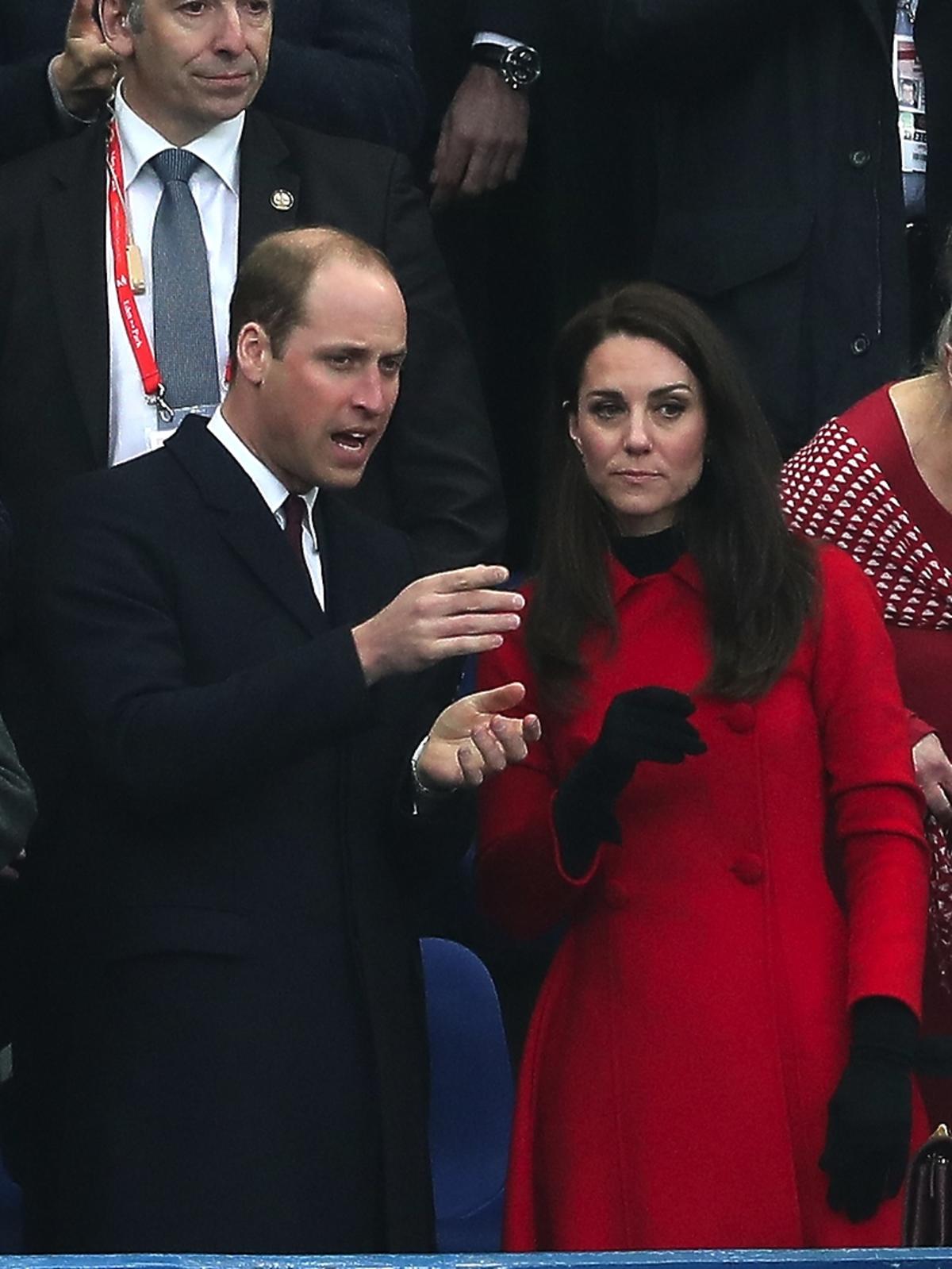 Kate Middleton w czerwonym płaszczu na meczu rugby