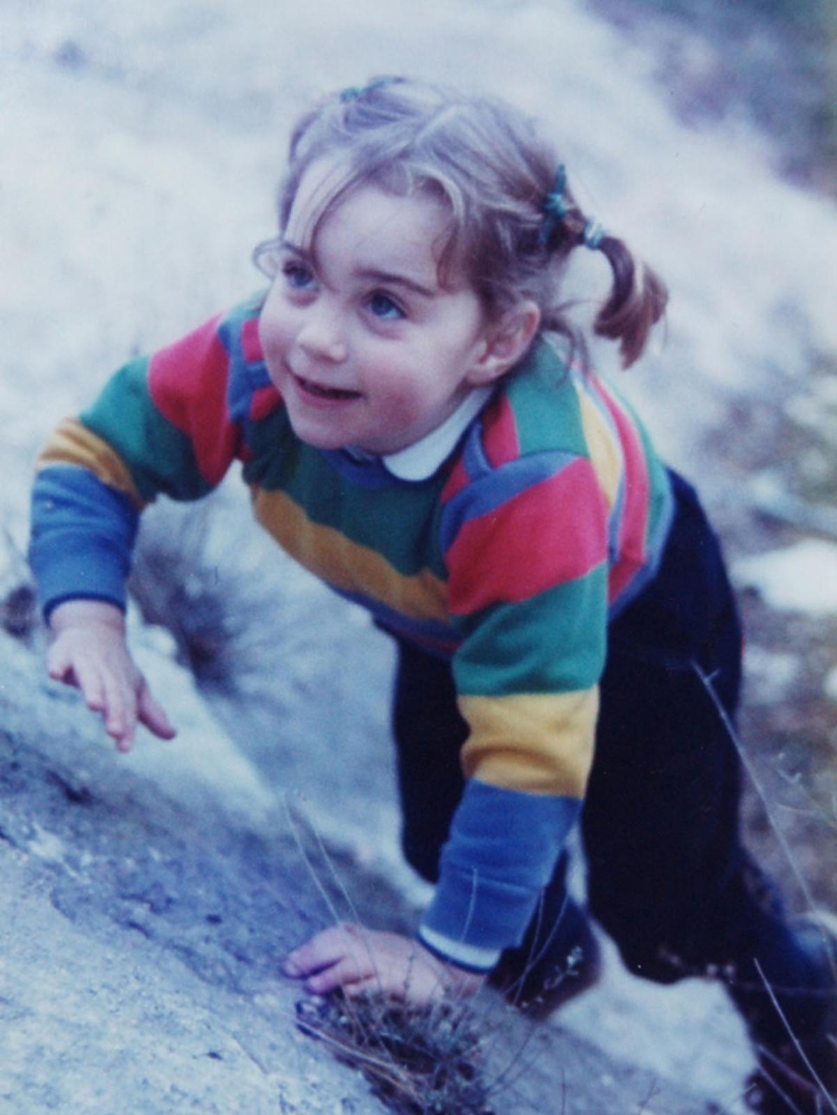 Kate Middleton w dzieciństwie, w kolorowym sweterku