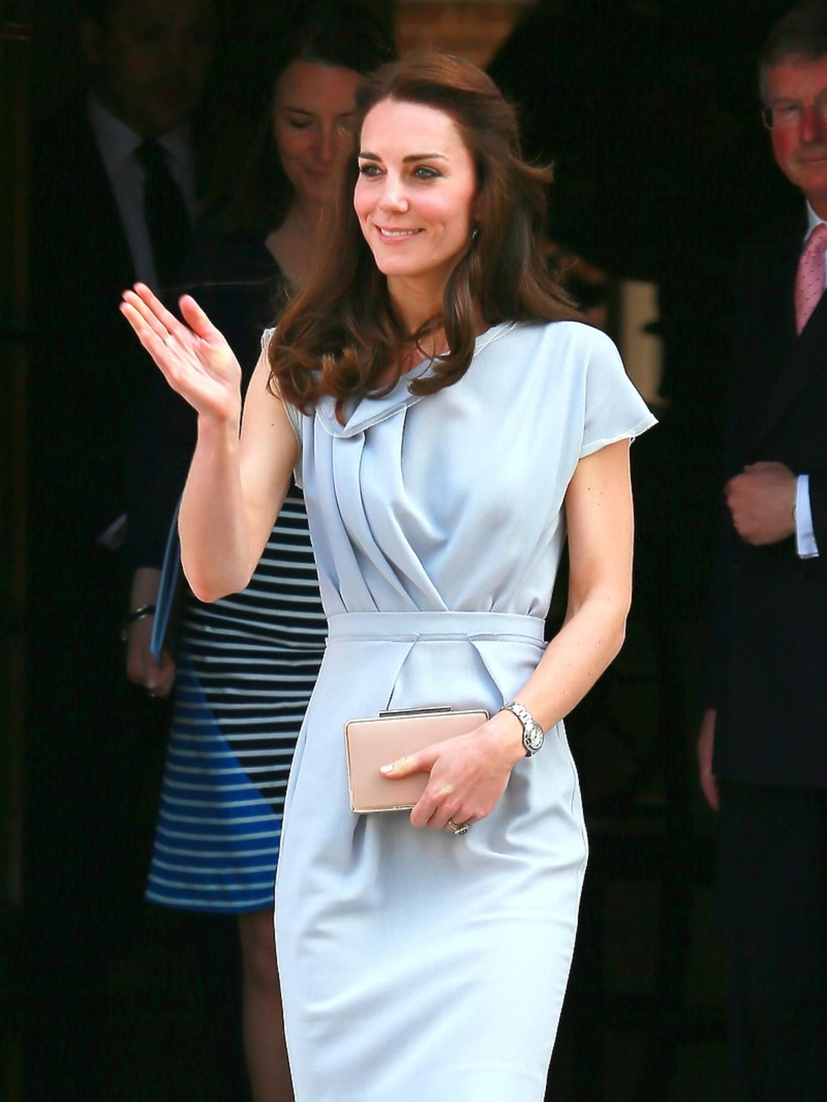 Kate Middleton w eleganckiej szarej sukience