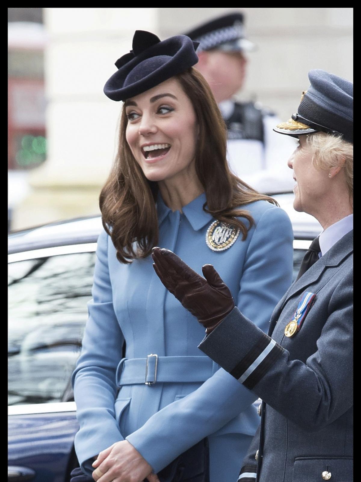 Kate Middleton w Londynie w niebieskim płaszczu