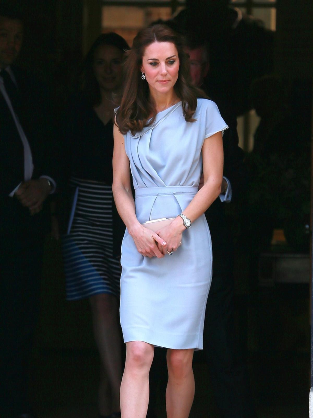 Kate Middleton w ołówkowej szarej sukience