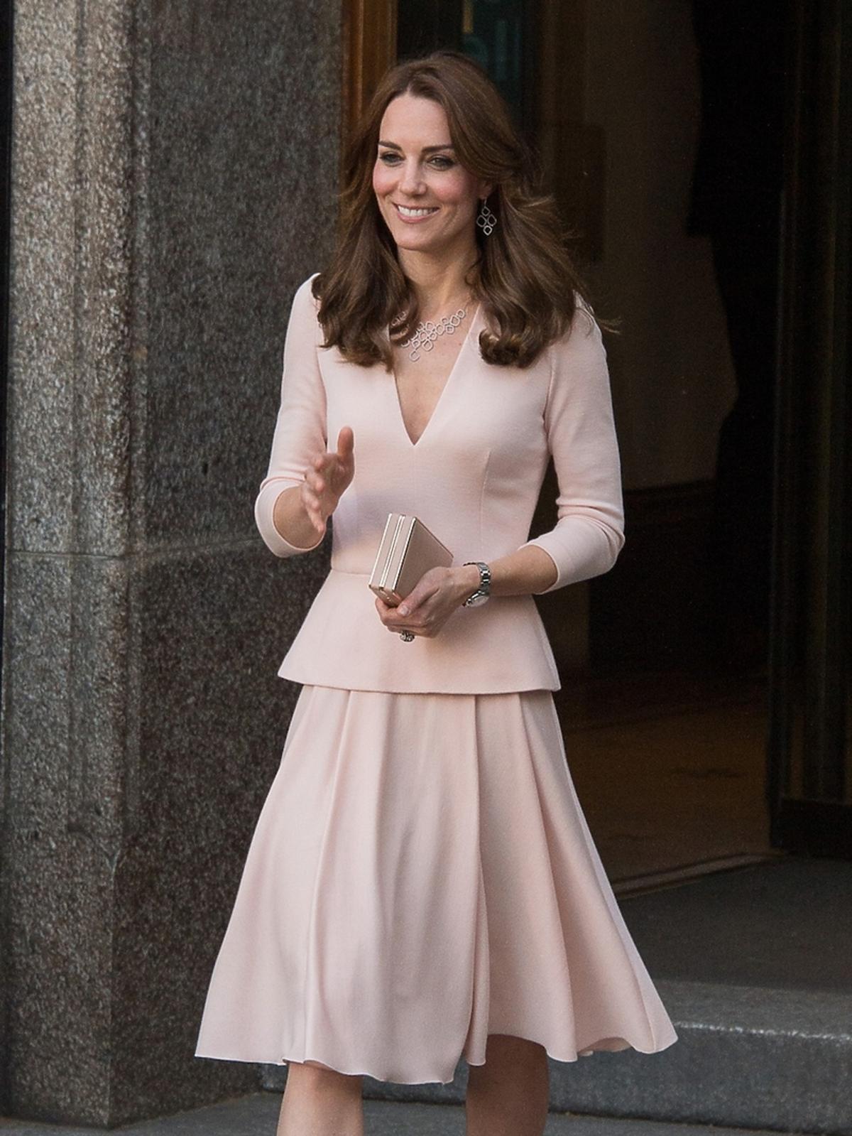 Kate Middleton w pastelowej różowej spódnicy i żakiecie