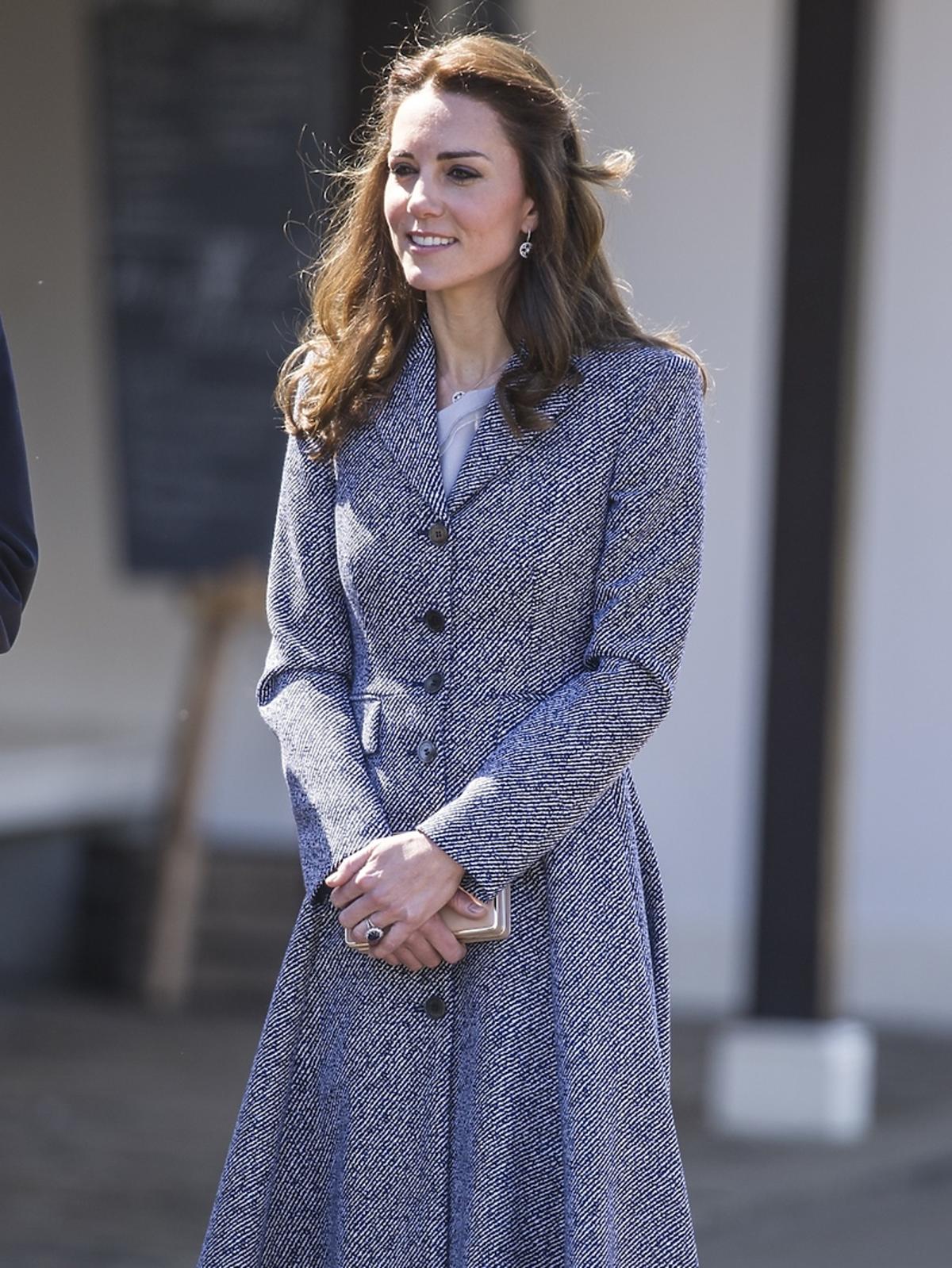 Kate Middleton w szarym płaszczu