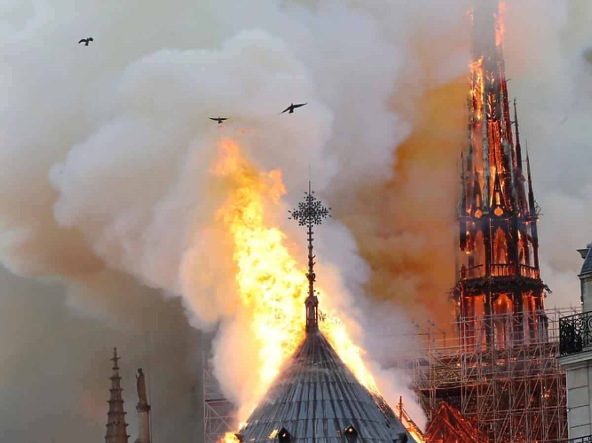 katedra Notre Dame płonie